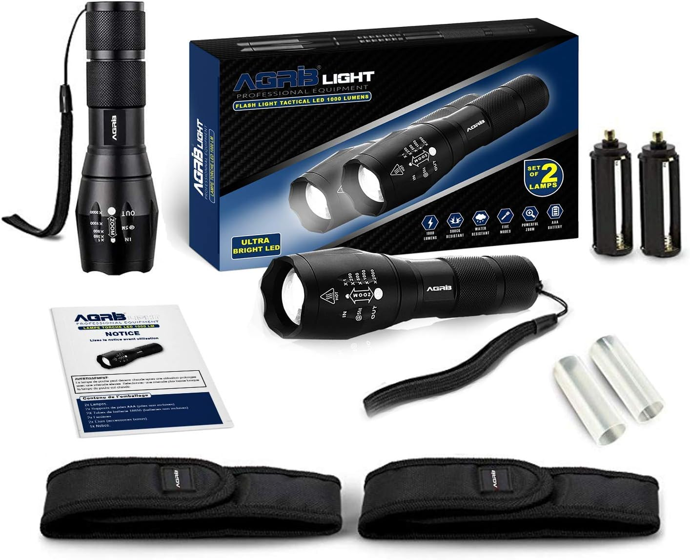 Eine schwarze Taschenlampe mit Zubehör, einschließlich Batterien und einer Tragetasche, auf weißer Oberfläche.