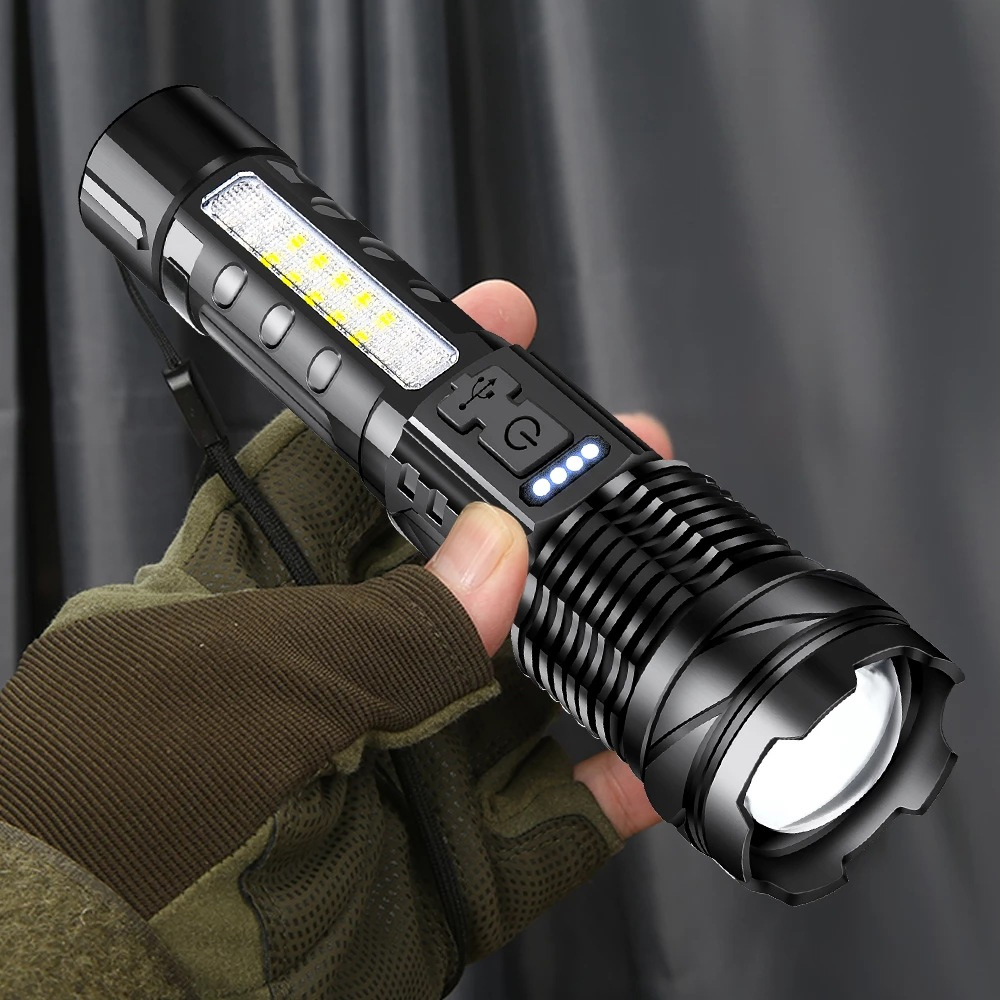 Schwarze Taschenlampe in der Hand. Merkmale: Lichtfeld, Tasten und Ladeanschluss.