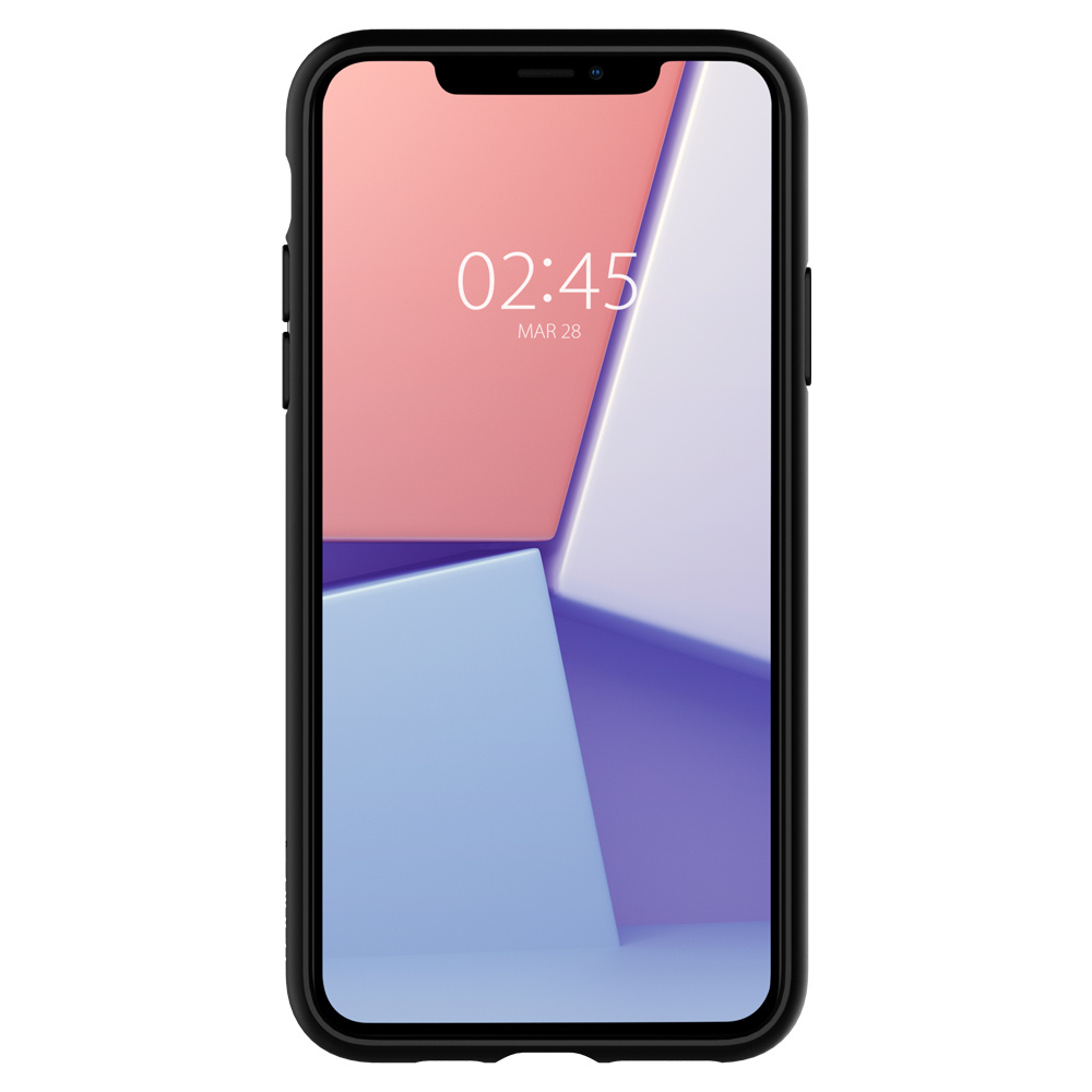 Téléphone noir dans un étui noir, l'écran affiche une horloge numérique.