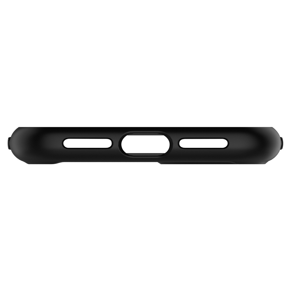 Bord inférieur d'une coque de téléphone noire, avec découpes pour chargement et haut-parleurs.