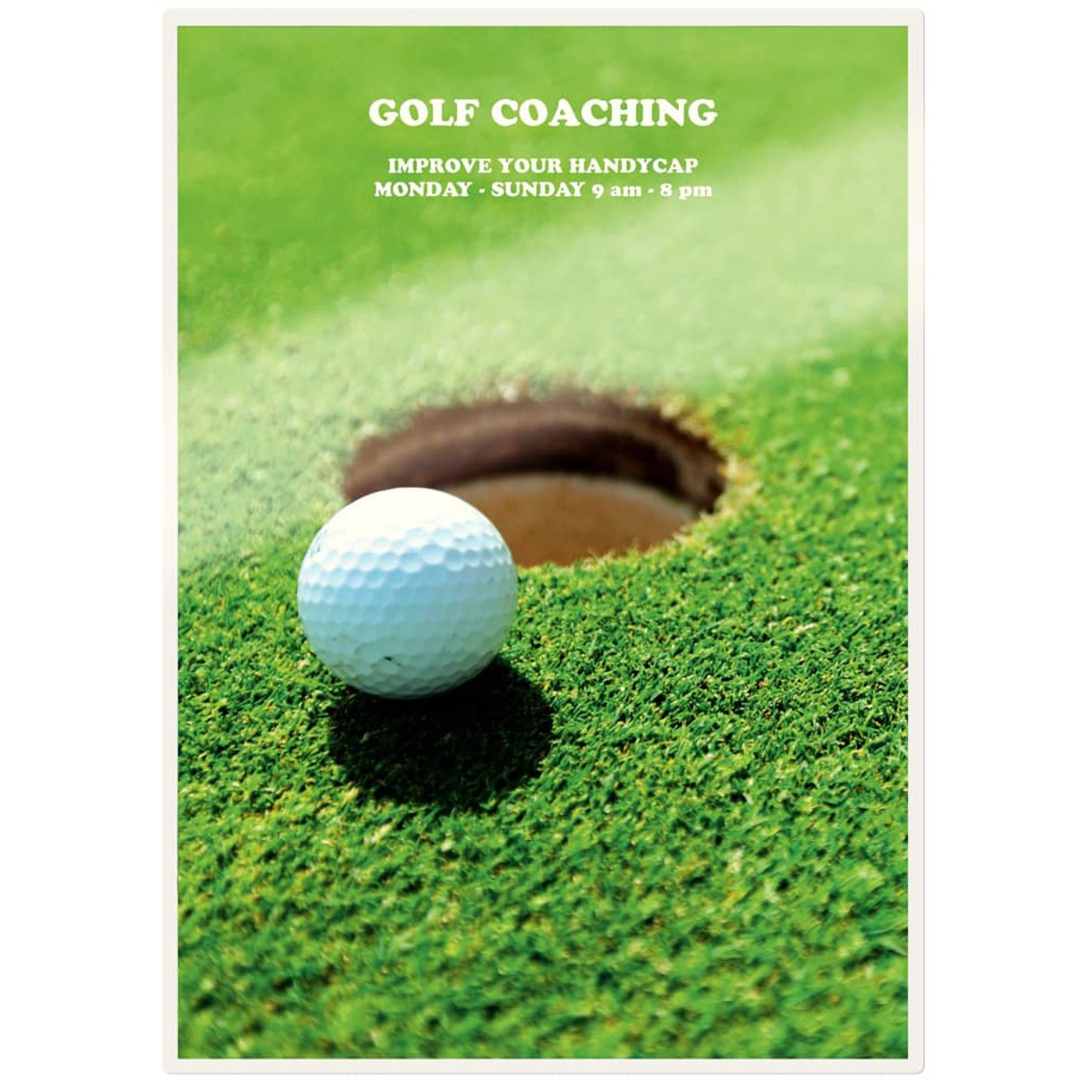 Werbung für Golfcoaching. Ein Golfball auf grünem Gras in der Nähe des Lochs. Text: Verbessern Sie Ihr Handycap.