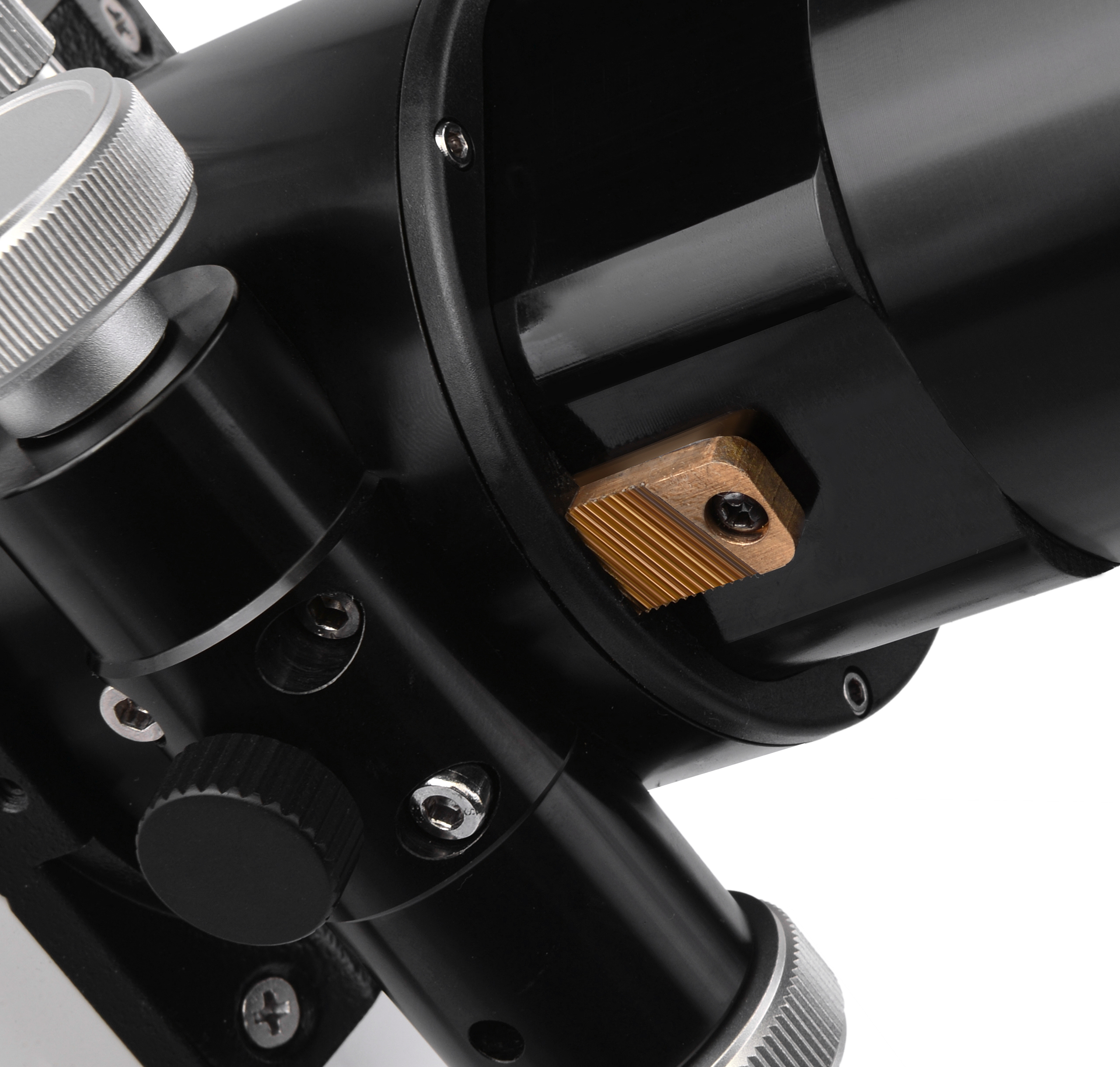 Primer plano de un telescopio negro y plateado, centrado en los mecanismos de ajuste.