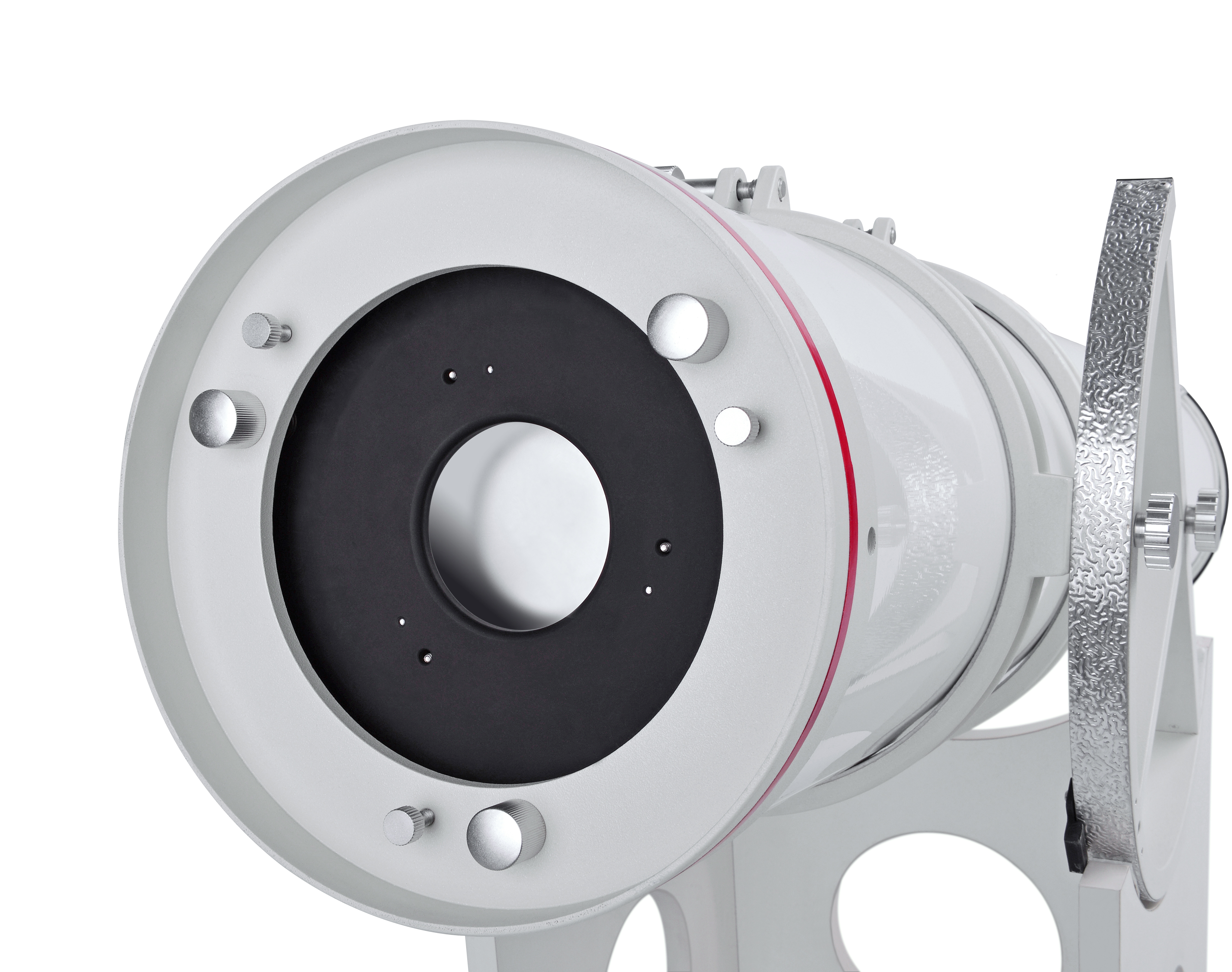 Un telescopio con cuerpo blanco, raya roja y tornillos plateados, sobre un soporte blanco.