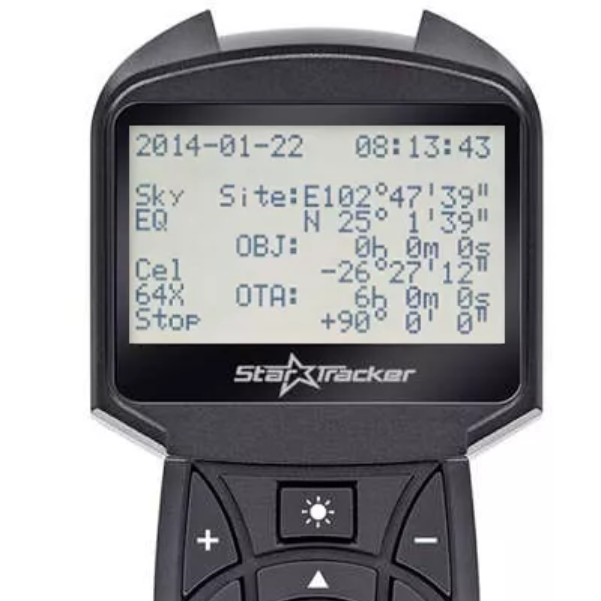 Primer plano de la pantalla de un dispositivo StarTracker, mostrando datos de tiempo y ubicación, marco negro, fondo blanco.