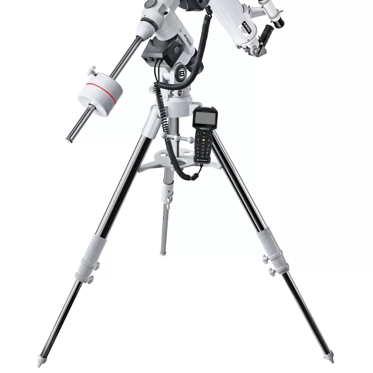 Telescopio blanco sobre un trípode, con varias piezas y un mando a distancia. La imagen es desde un ángulo.