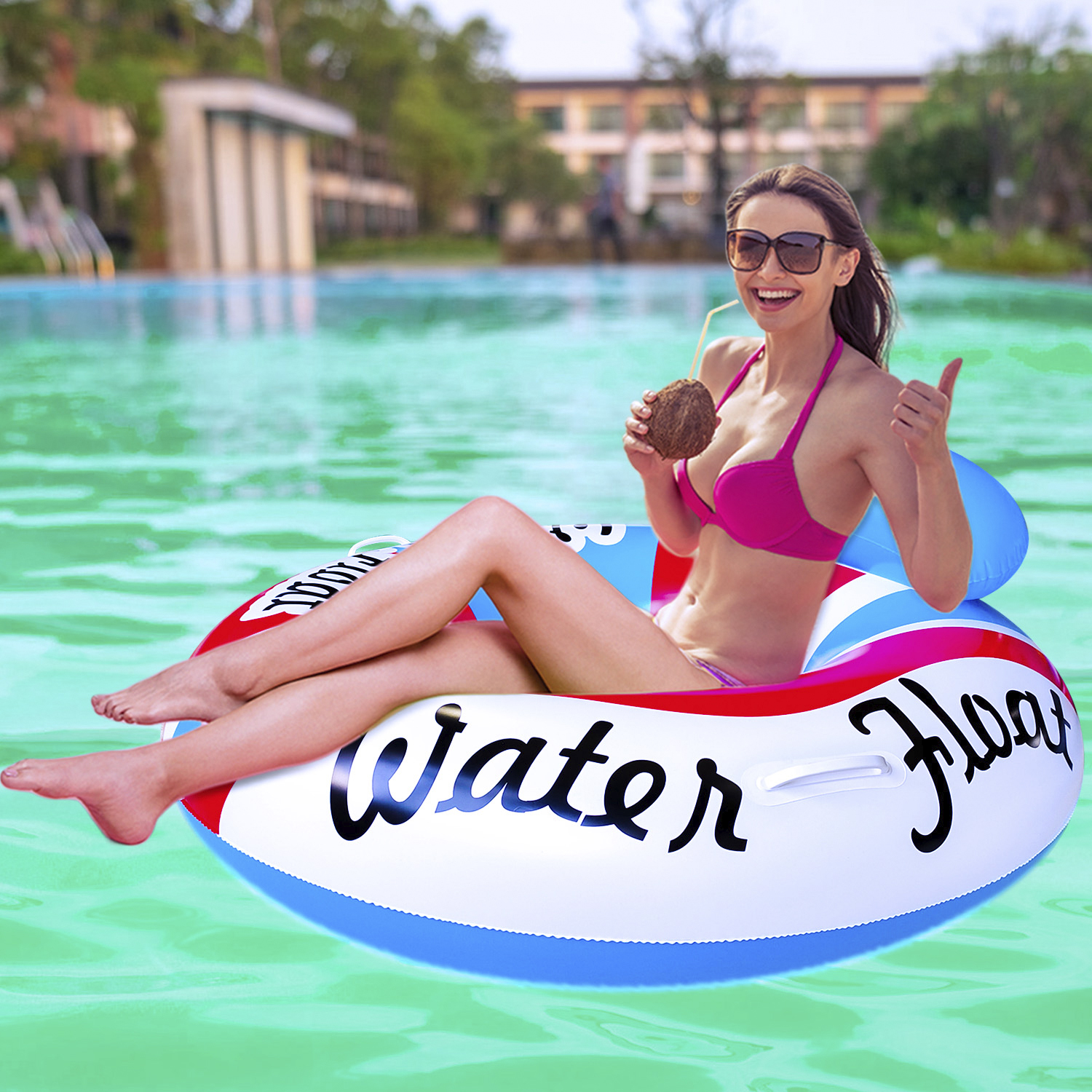 Mujer en bikini rosa en flotador colorido. Sostiene bebida de coco, pulgar arriba.