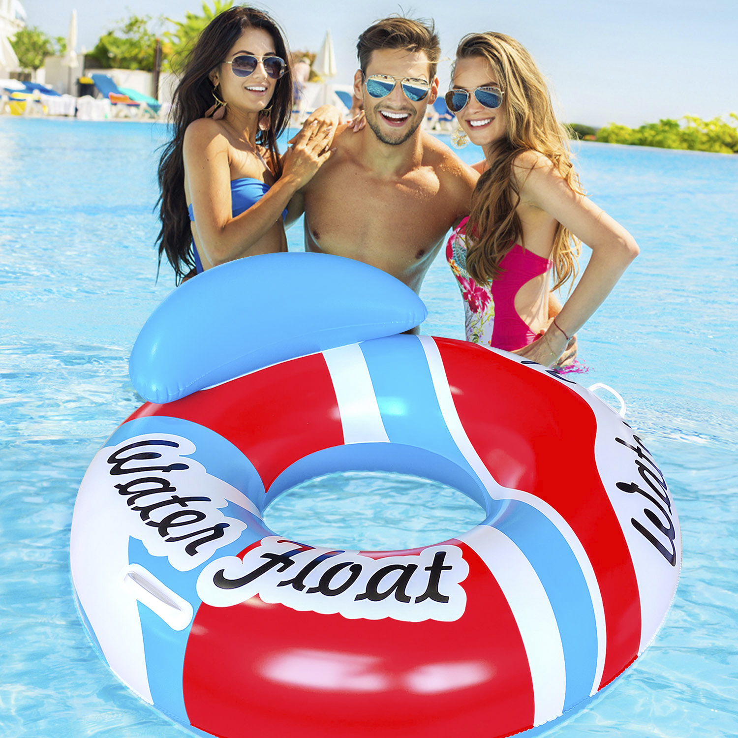 Tres personas en una piscina con un flotador. El flotador es rojo, blanco y azul con las palabras "Water Float".