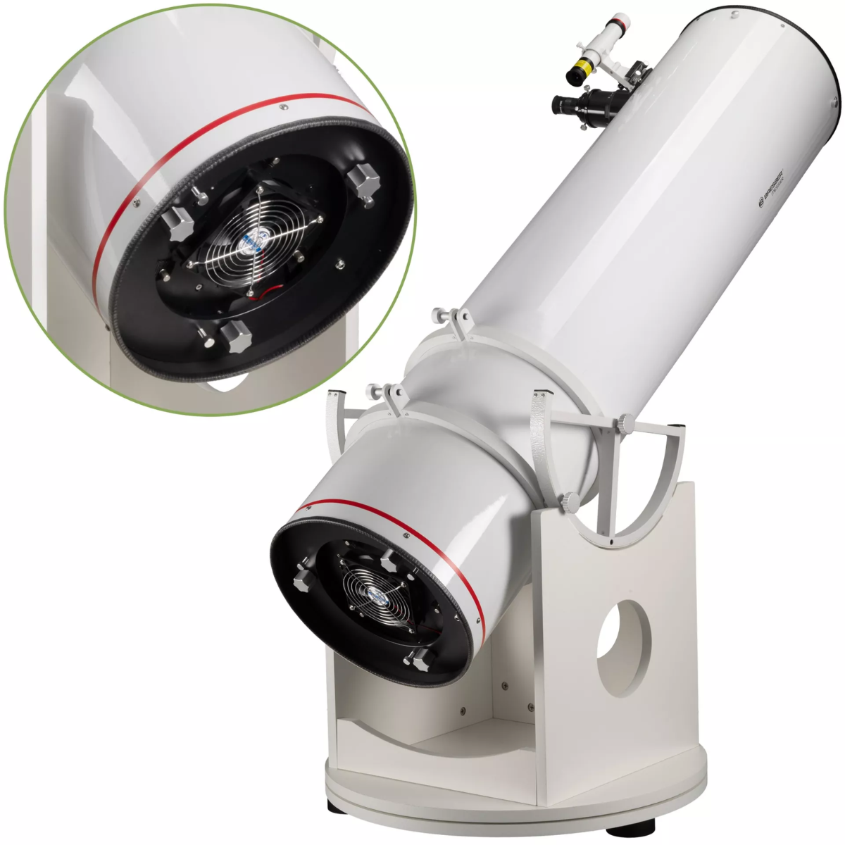 Telescopio blanco con raya roja. Primer plano muestra el ventilador. Sobre soporte blanco.