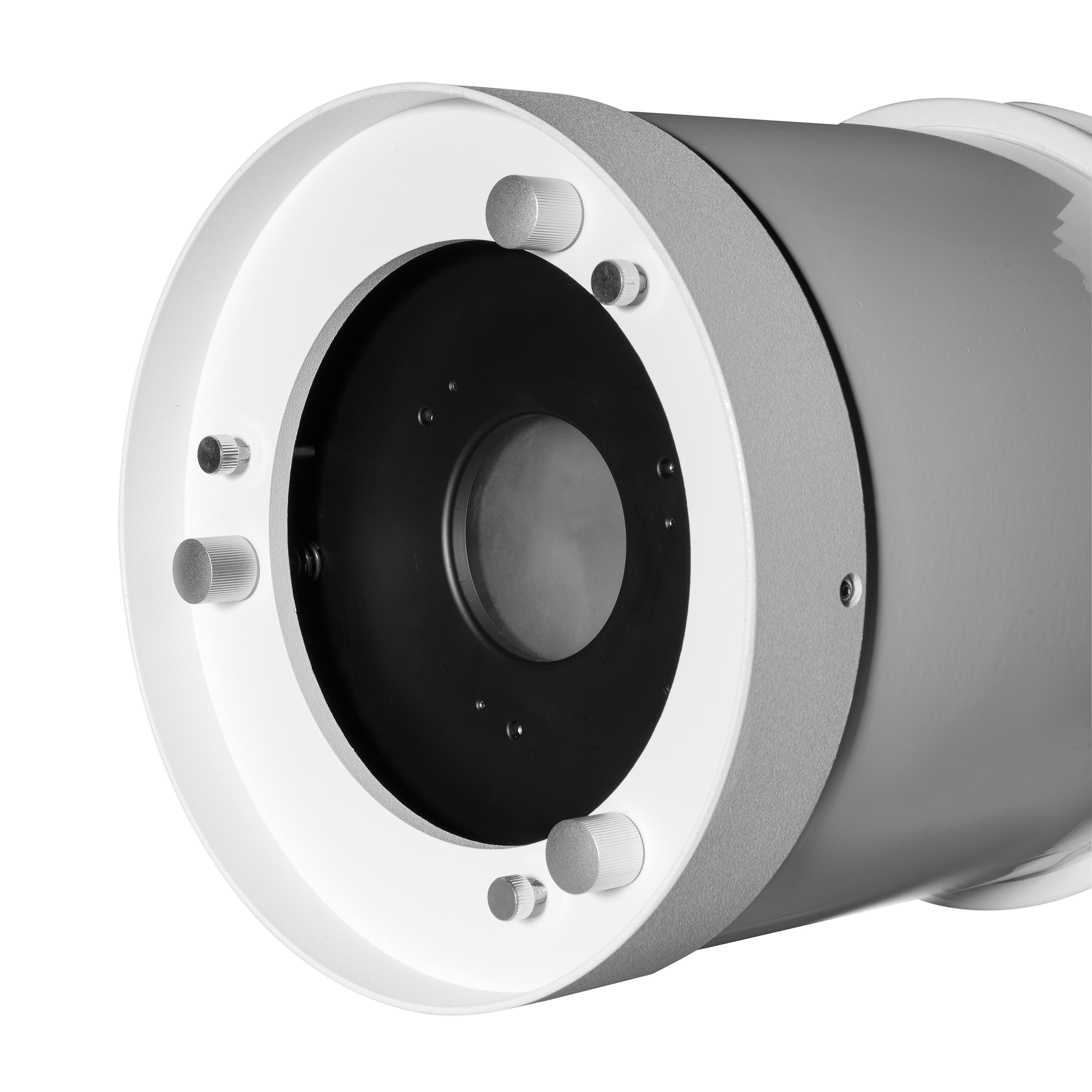 Primer plano del extremo de un telescopio. Tiene colores blanco y negro. Múltiples tornillos alrededor del frente.