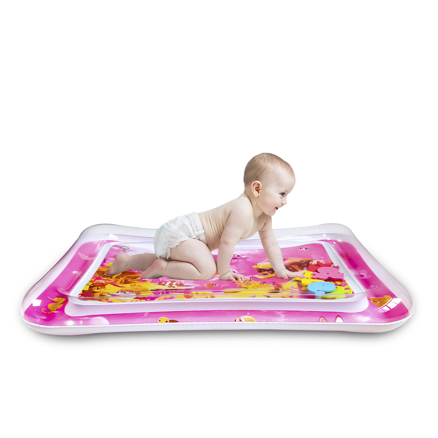 Un bambino gattona su un tappeto d'acqua rosa e blu con disegni, sfondo bianco.