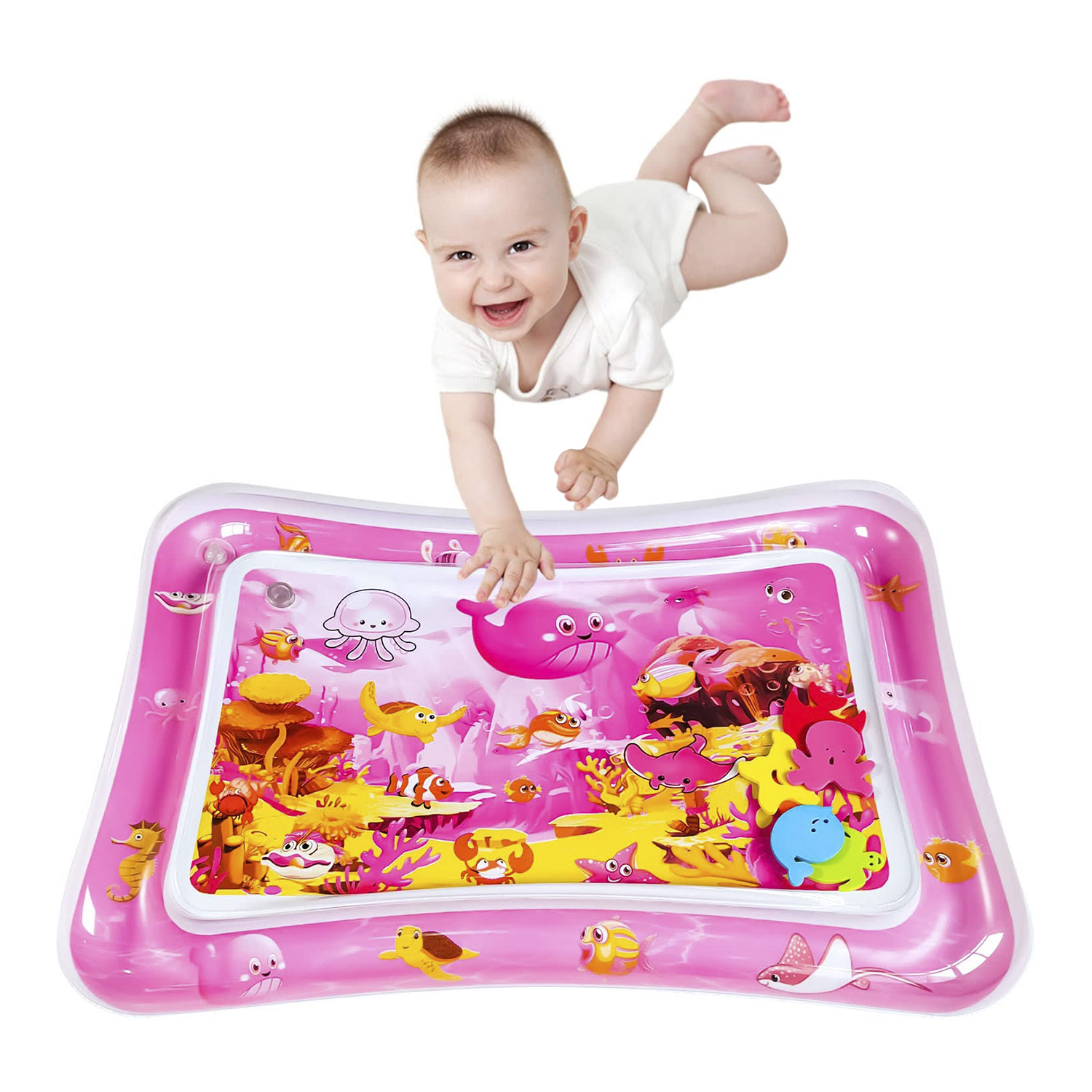 Bambino su tappetino gonfiabile rosa con creature marine. Il bambino sorridente si protende verso il tappetino.