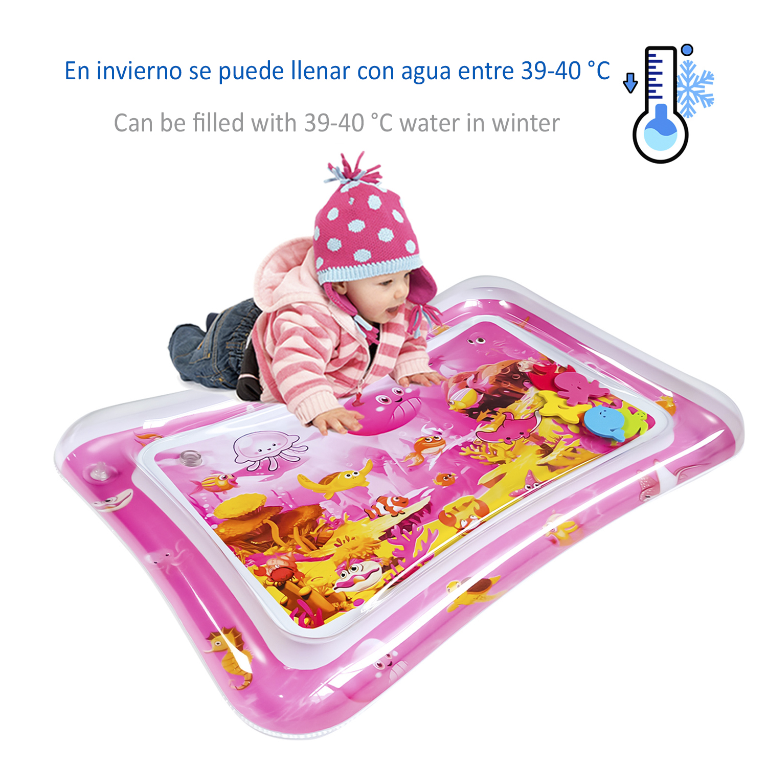 Bambino su un tappeto rosa con giocattoli, circondato dall'acqua. Testo: può essere riempito con acqua a 39-40°C in inverno.