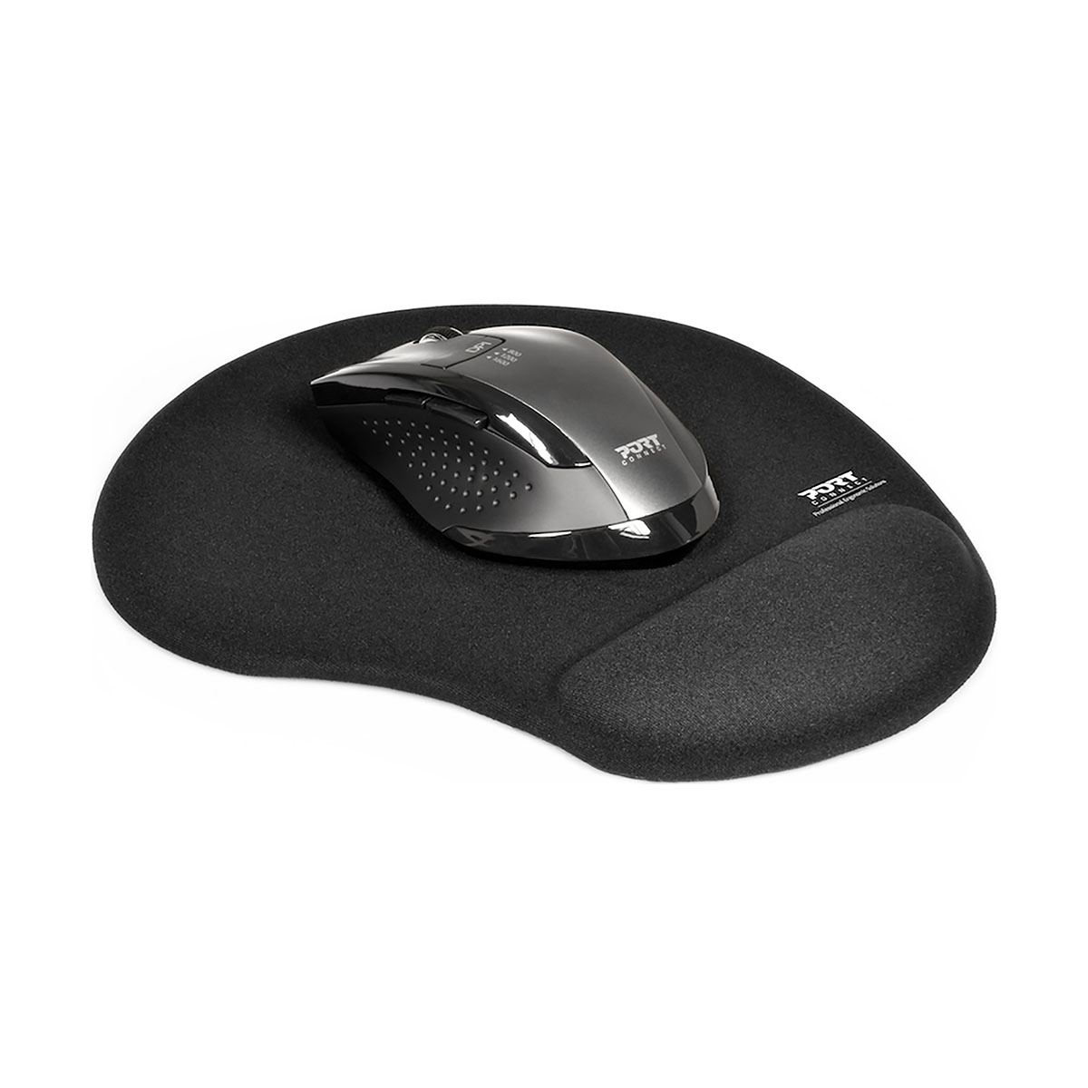Une souris ergonomique noire sur un tapis de souris noir avec repose-poignet, sur fond blanc.