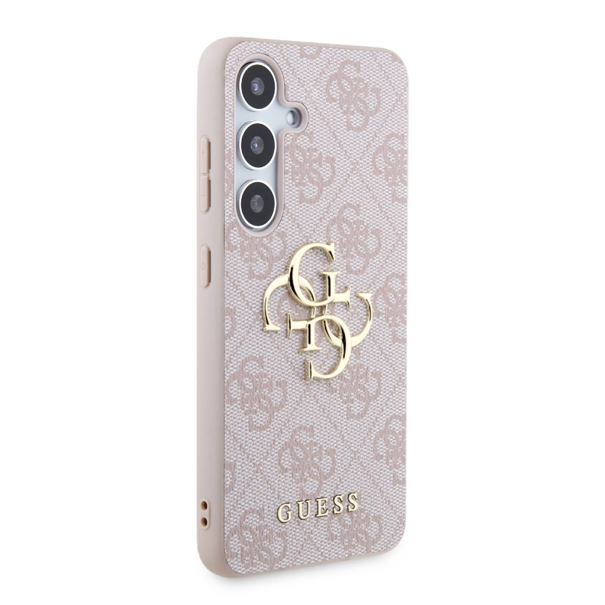 Custodia rosa per telefono con logo Guess dorato e tre lenti per fotocamera.