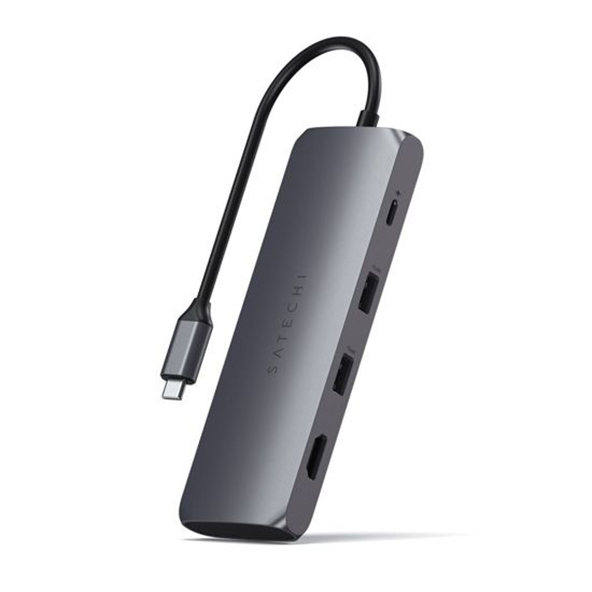 Un concentrador USB-C Satechi gris con múltiples puertos y un cable USB-C negro adjunto.