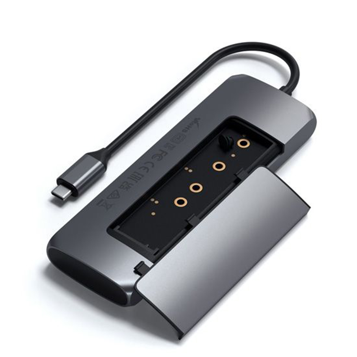 Un concentrador USB gris oscuro con cable y una ranura abierta para insertar una SSD.