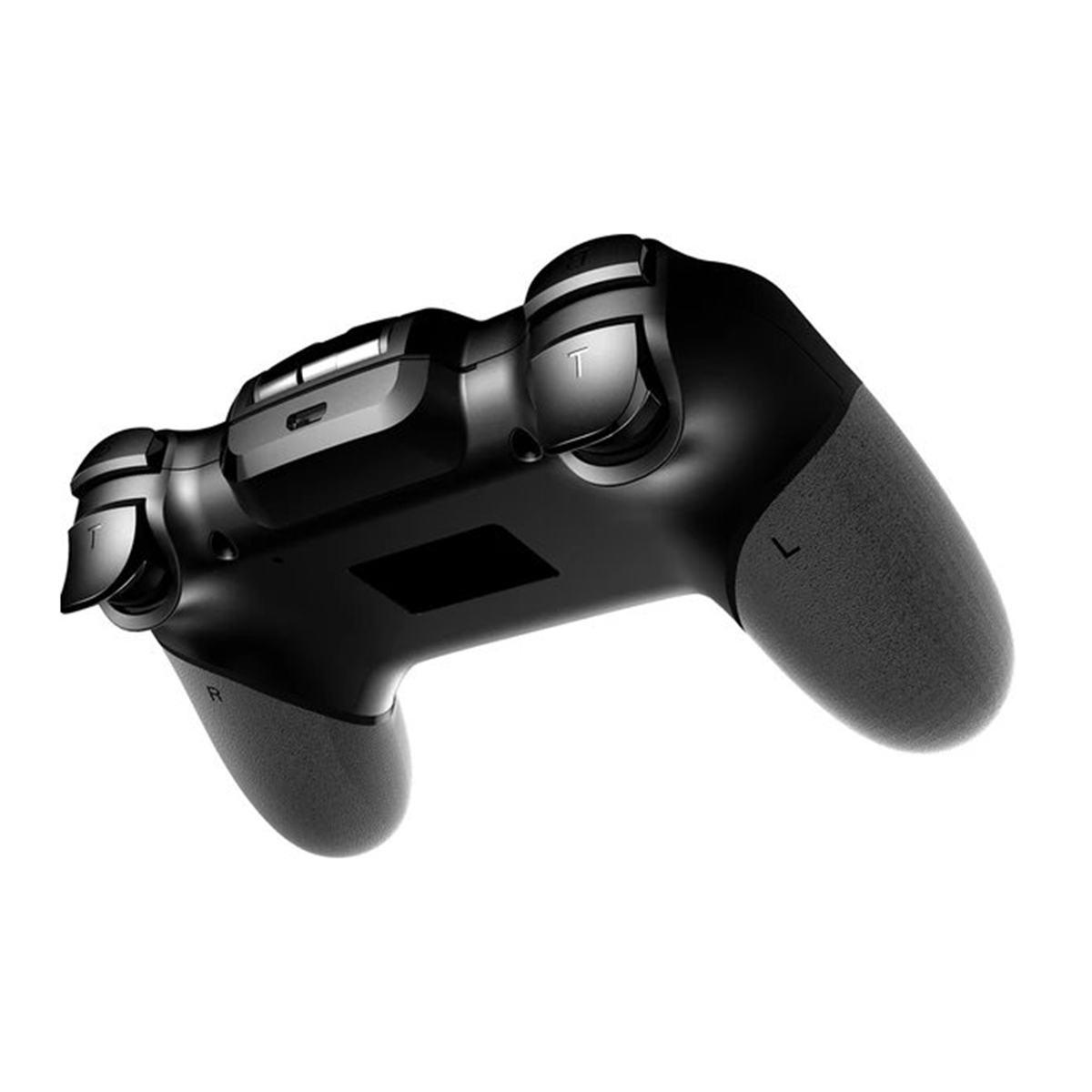 Czarny kontroler do gier, ujęcie pod kątem. Szare uchwyty, czarne przyciski i spusty. Białe tło.