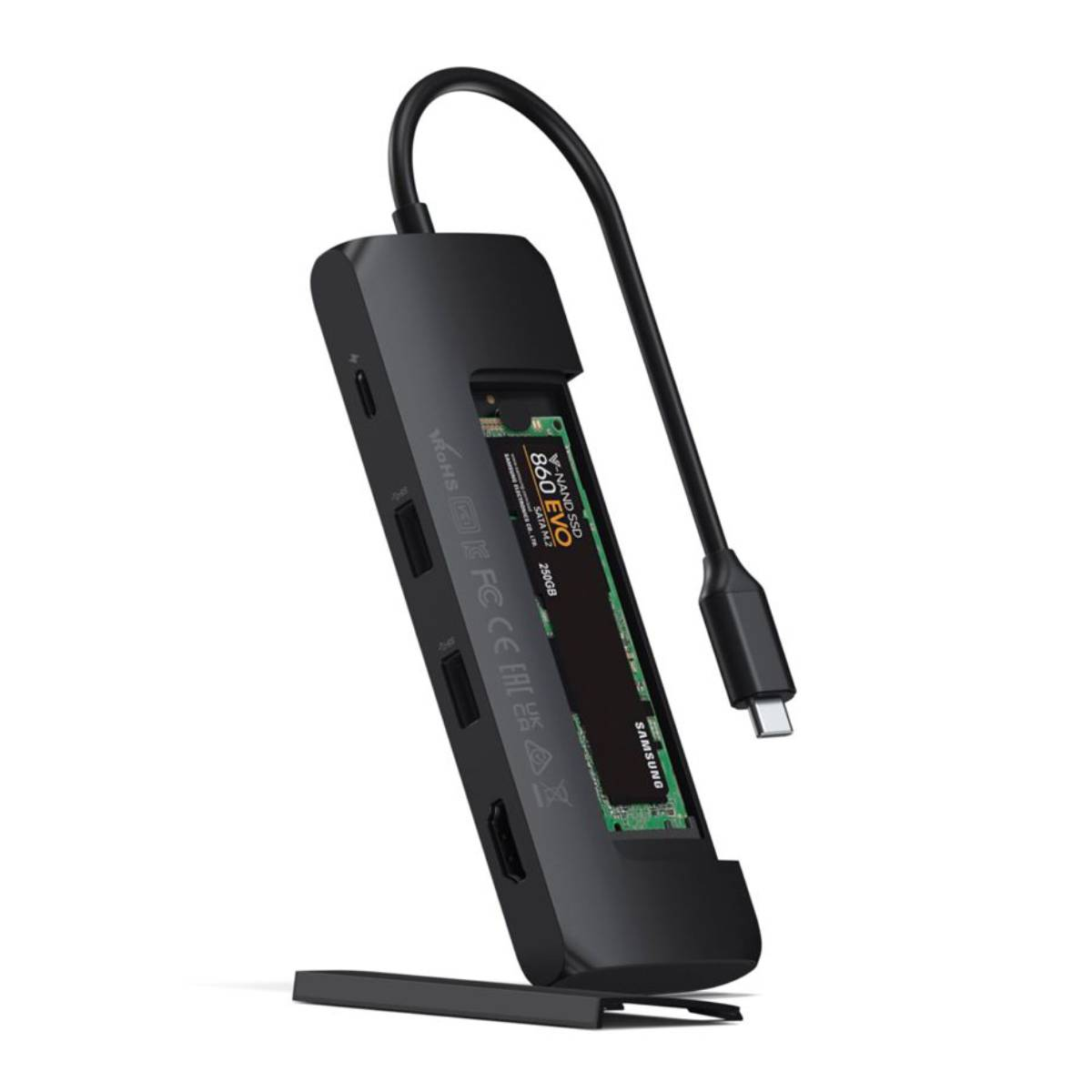 Schwarzer USB-Hub mit mehreren Anschlüssen, eingesetzter SSD und angeschlossenem Kabel.