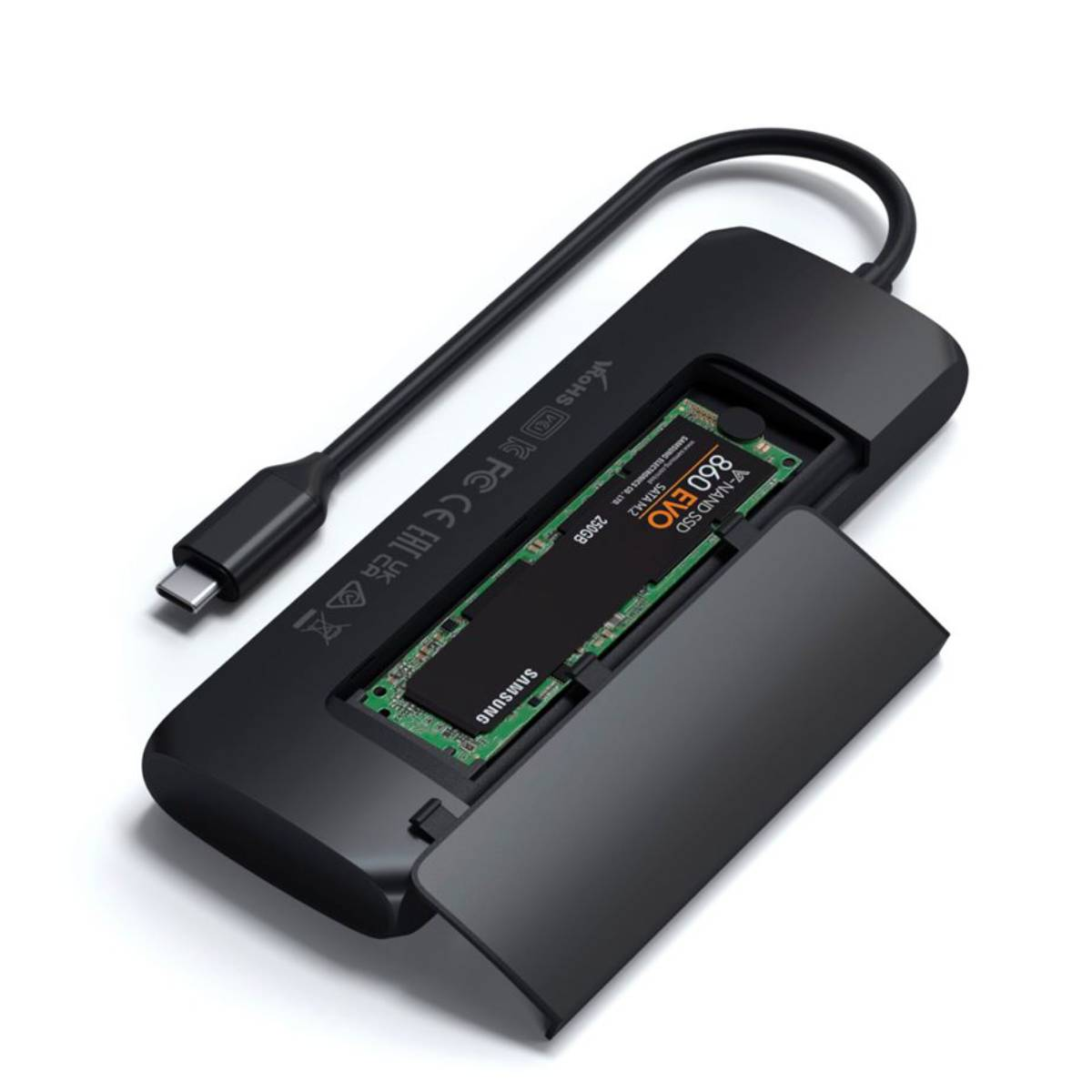 Schwarzes Festplattengehäuse mit installierter SSD. Es hat einen USB-C-Anschluss.