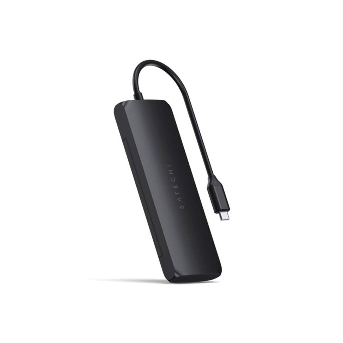 Schwarzer USB-C-Hub mit Kabel und USB-C-Anschluss. Er trägt den Markennamen 'Satechi'.