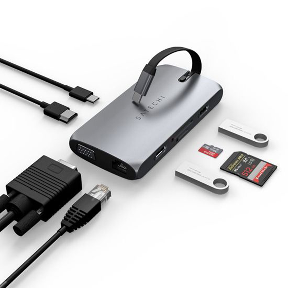 Concentrador Satechi plateado con varios dispositivos conectados, incluidos cables y unidades USB.