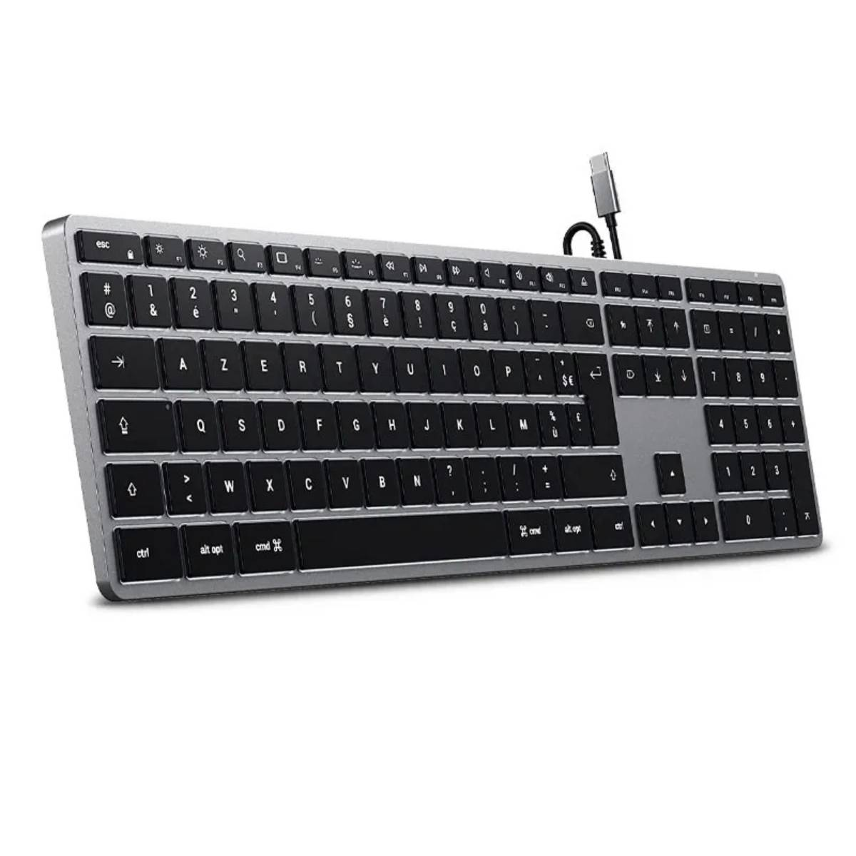 Un teclado plateado con teclas negras. Tiene un cable USB-C conectado.