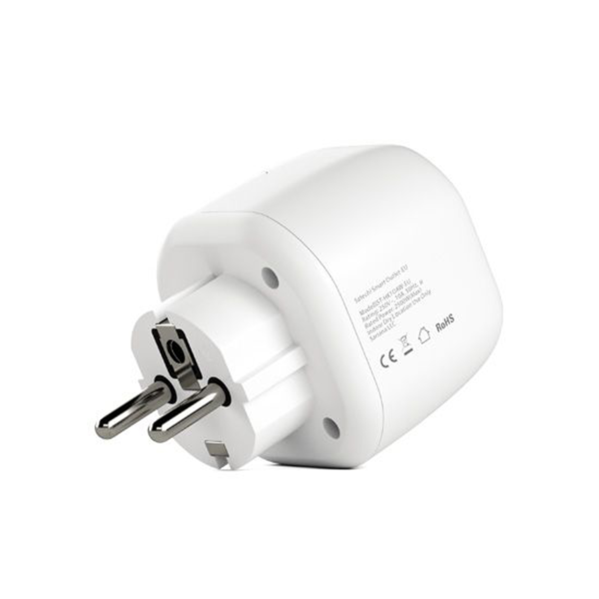 Ein weißer intelligenter Stecker mit Stiften und einem Etikett ist vor weißem Hintergrund isoliert.