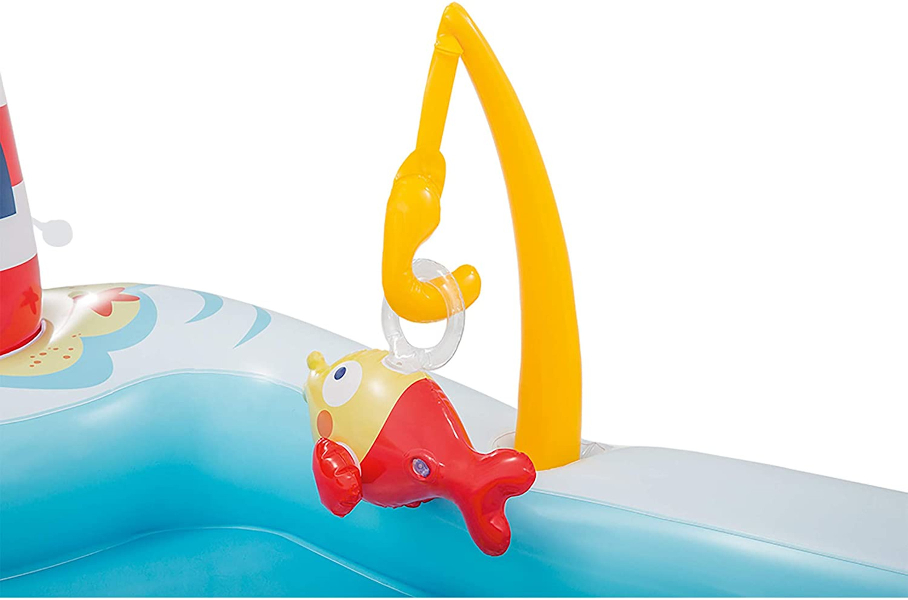 Un gioco di pesca giocattolo con un pesce rosso e giallo e una canna da pesca gialla. Il gioco è in una piscina.