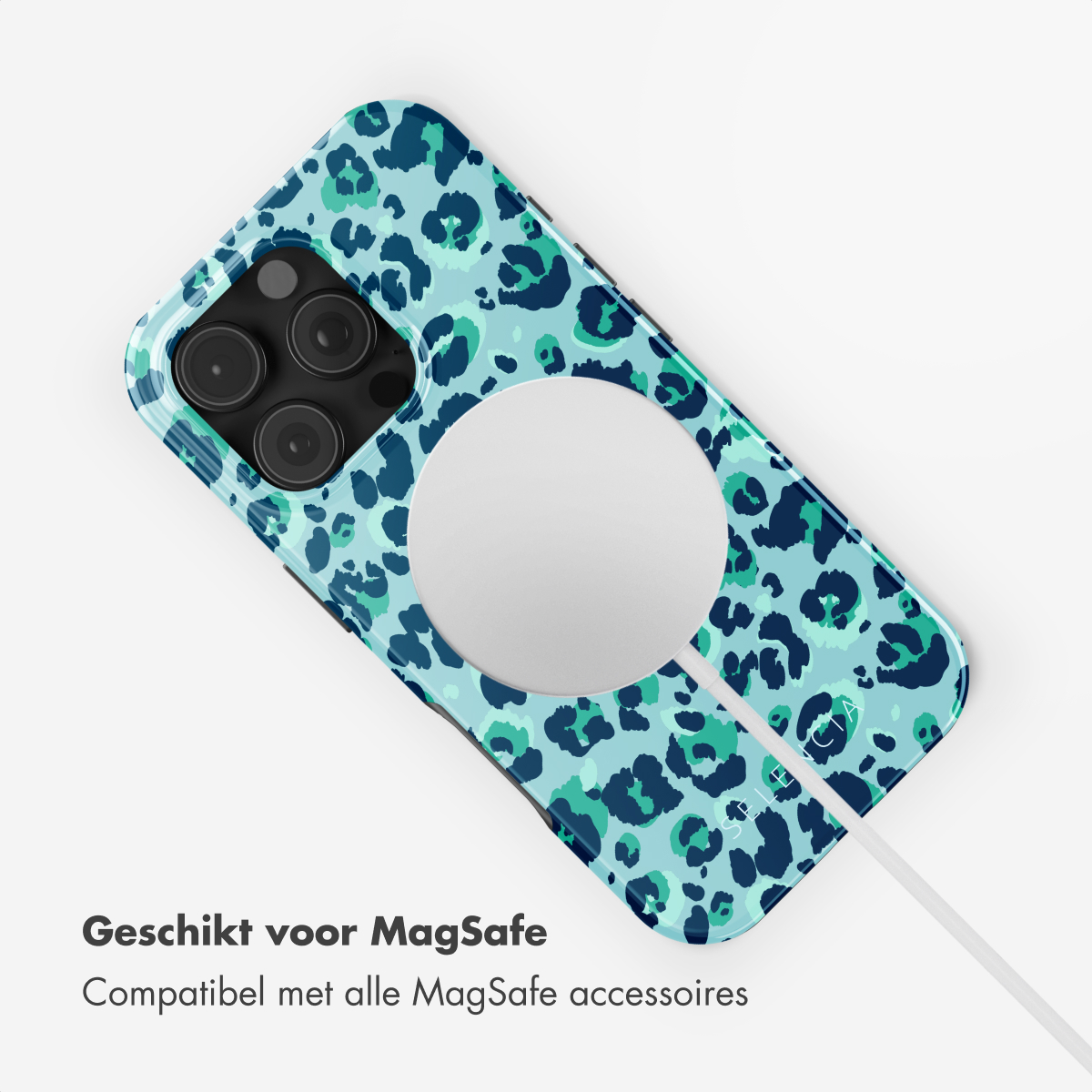 Une coque de téléphone à imprimé léopard bleu avec un câble blanc attaché à un cercle de chargement MagSafe.