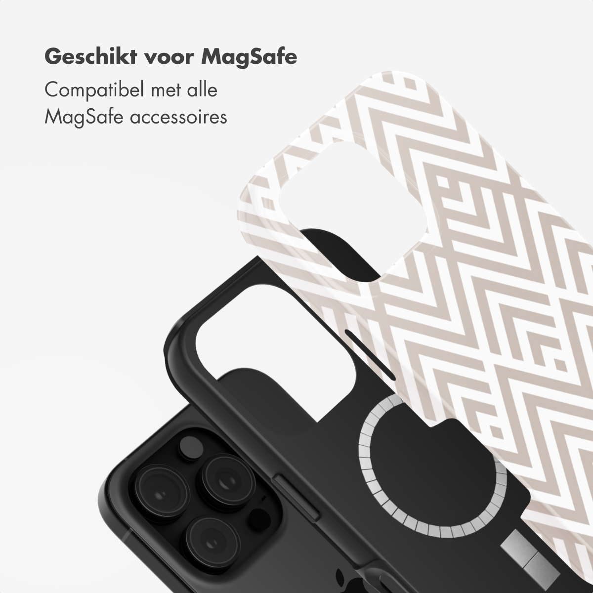 Een telefoonhoesje met een wit en beige geometrisch ontwerp. De hoes ligt boven een zwarte telefoon met een magnetische ring.