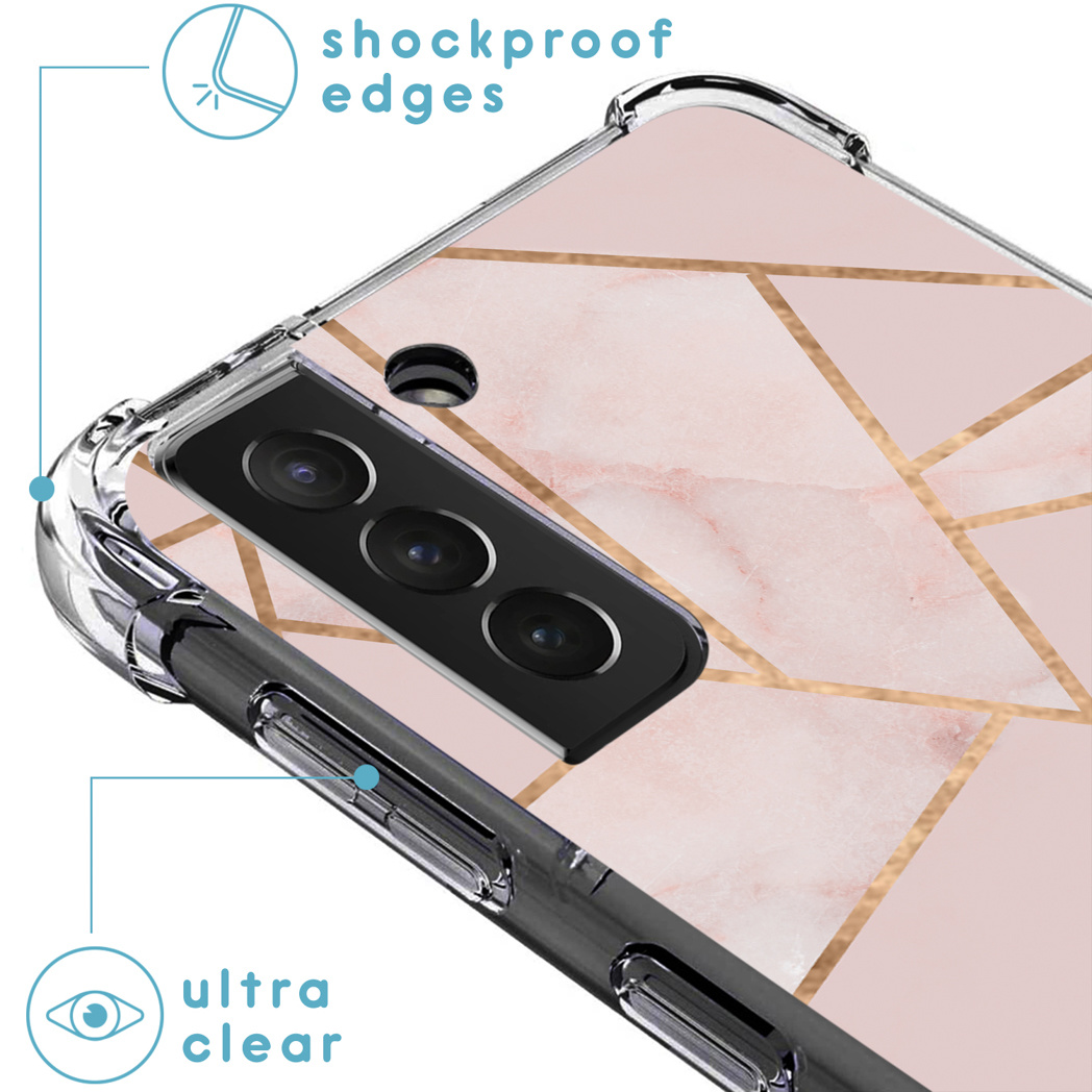 Coque de téléphone avec un design marbre rose et doré, bords transparents et détails antichoc.