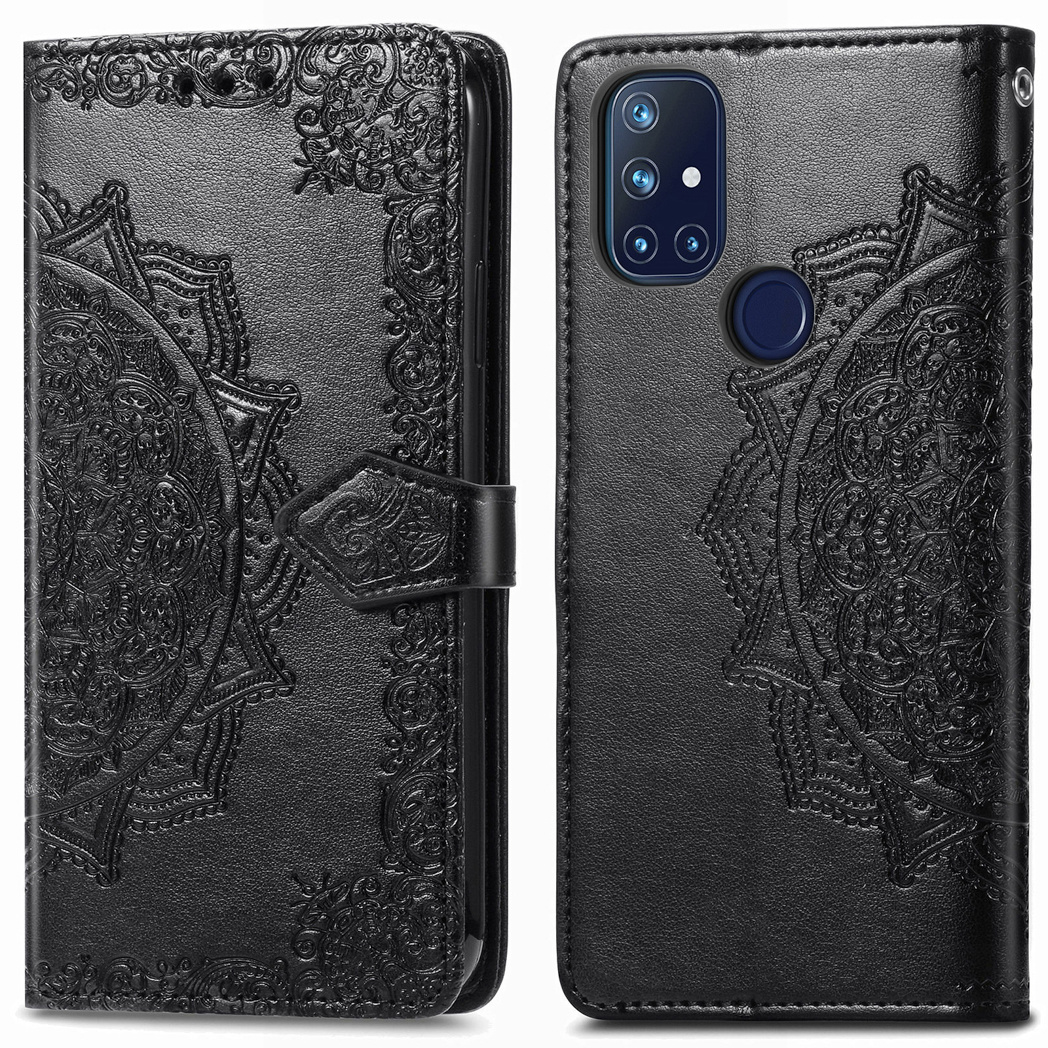 Een zwart telefoonhoesje met een mandala-ontwerp. Het heeft een leerachtige uitstraling en een magnetische sluiting.