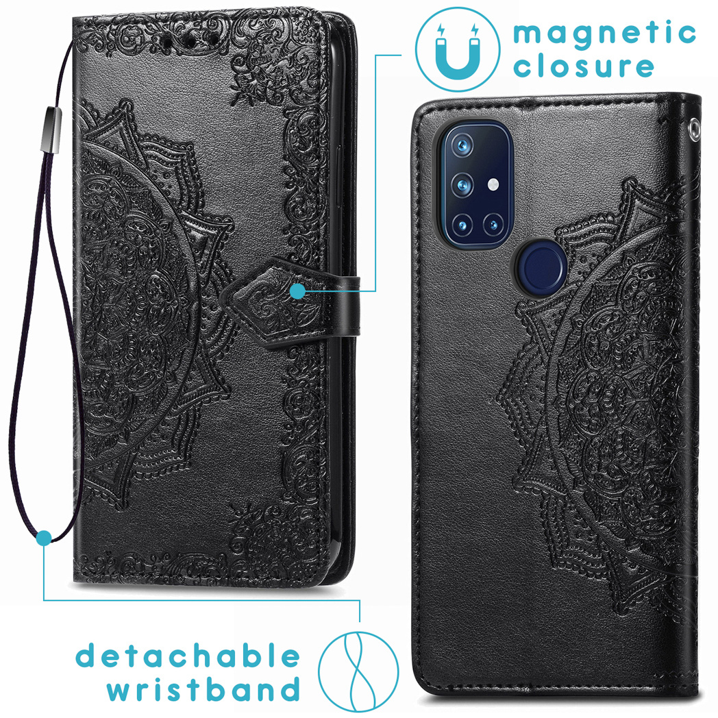 Zwarte telefoonhoes, met een mandala-ontwerp, afneembare polsband en magnetische sluiting.