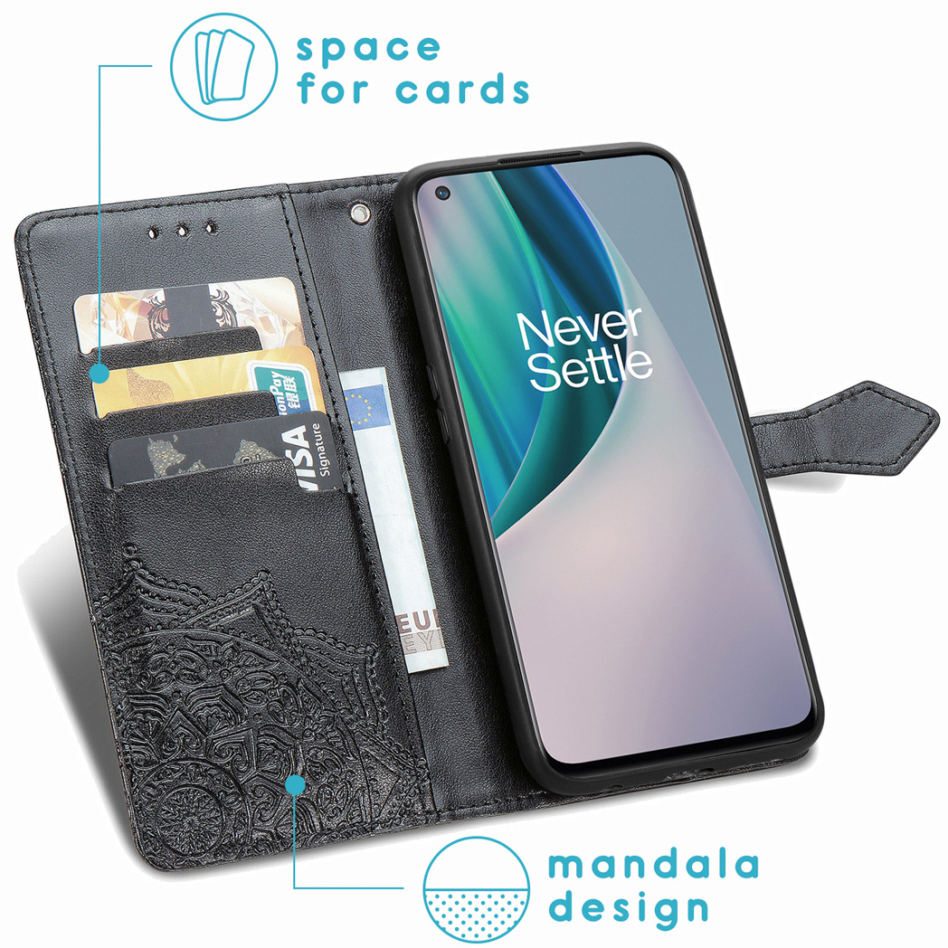 Zwarte telefoonhoes met mandala-ontwerp, met kaartsleuven. Zwarte telefoon met tekst "Never Settle".