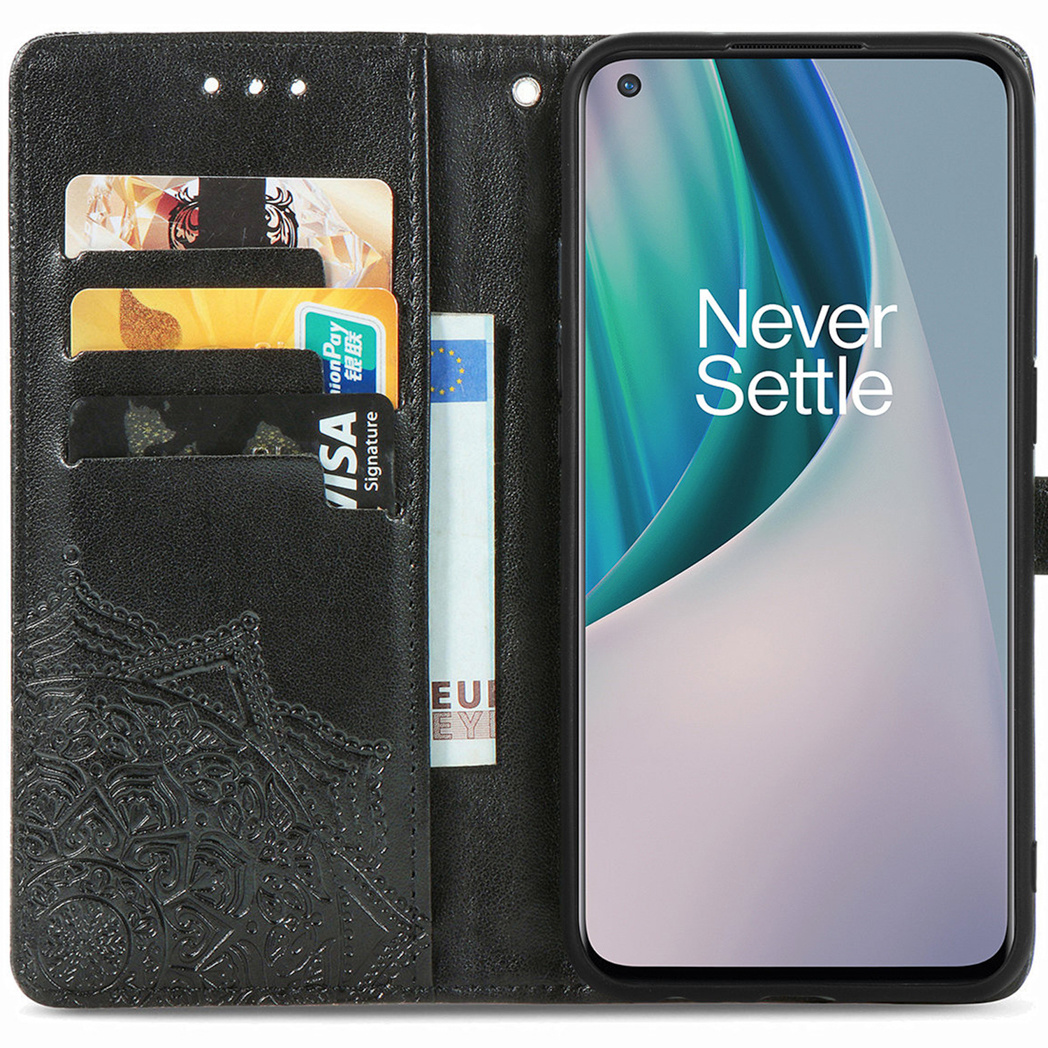 Zwarte telefoonhoes met kaarten en geld, telefoon rechts.