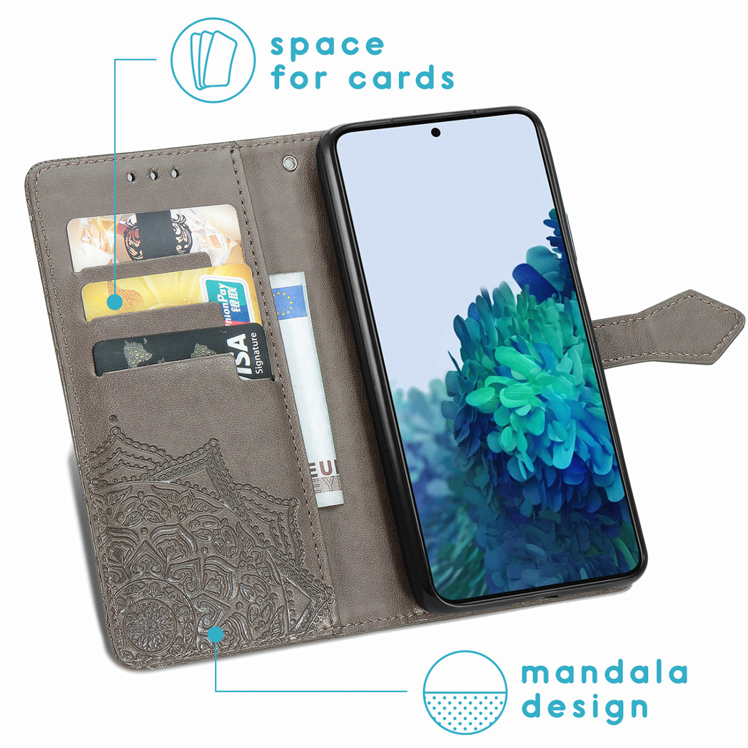 Een grijze telefoonhoes geopend met een mandala-ontwerp, met kaarten en een telefoon.