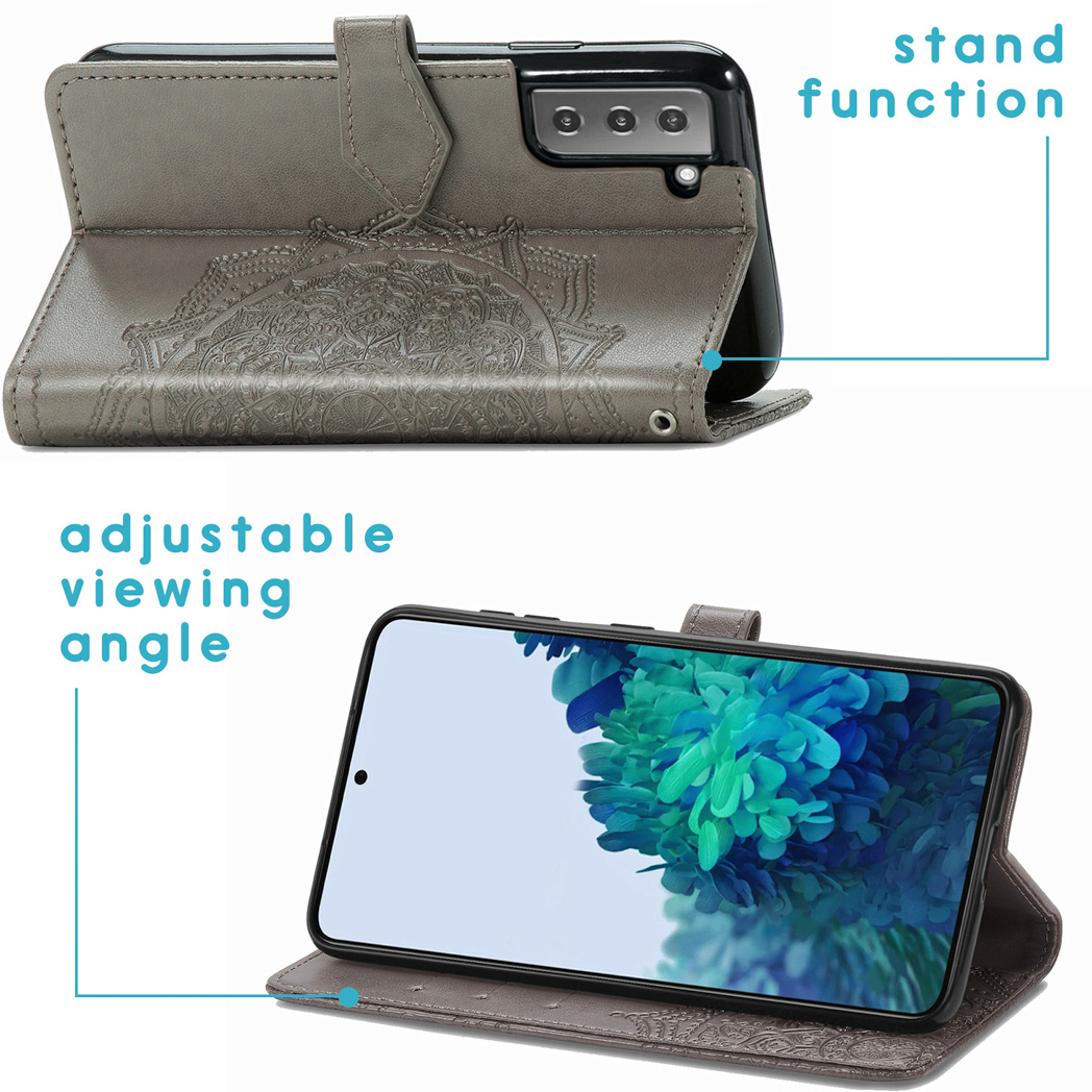 Een grijze telefoonhoes met mandala-ontwerp, met standaard en verstelbare kijkhoek. De telefoon is zwart.