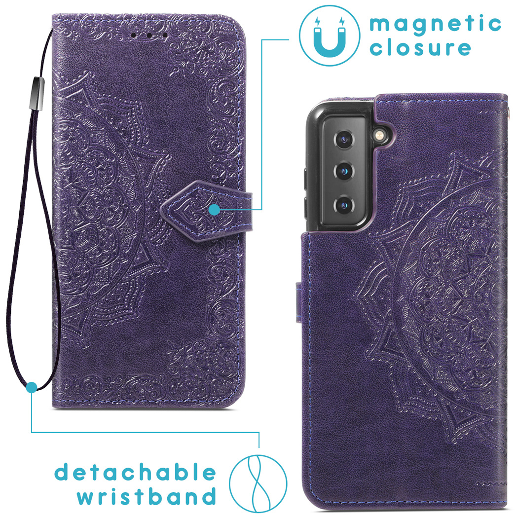 Paarse telefoonhoes met bloemenontwerp, magnetische sluiting en afneembare polsband. Telefoon zit erin.