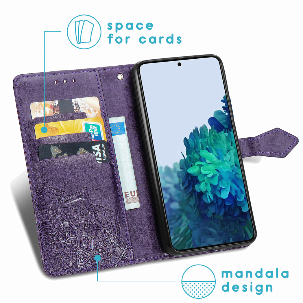 Een paars telefoonhoesje met ruimte voor kaarten en een mandala-ontwerp.
