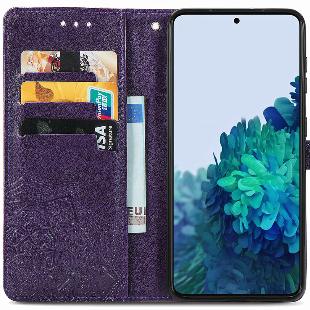 Paarse telefoonportemonnee open met kaarten en een telefoon, met een mandala-ontwerp.