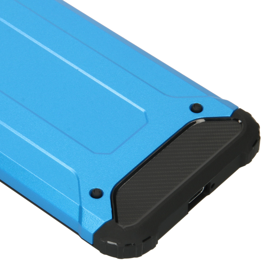 Blauwe telefoonhoes, met zwart koolstofvezel effect in de hoek.