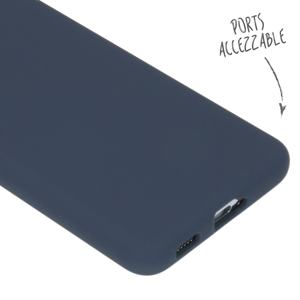 Gros plan sur une coque de téléphone bleu foncé avec ports accessibles.