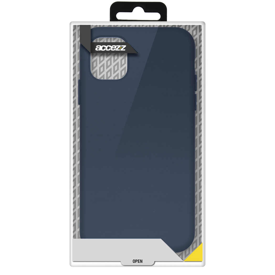 Une coque de téléphone dans une boîte avec le nom de la marque. Fond blanc.
