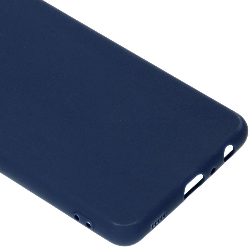 Close-up van een donkerblauwe telefoonhoes, die de zijkant toont. Witte achtergrond.