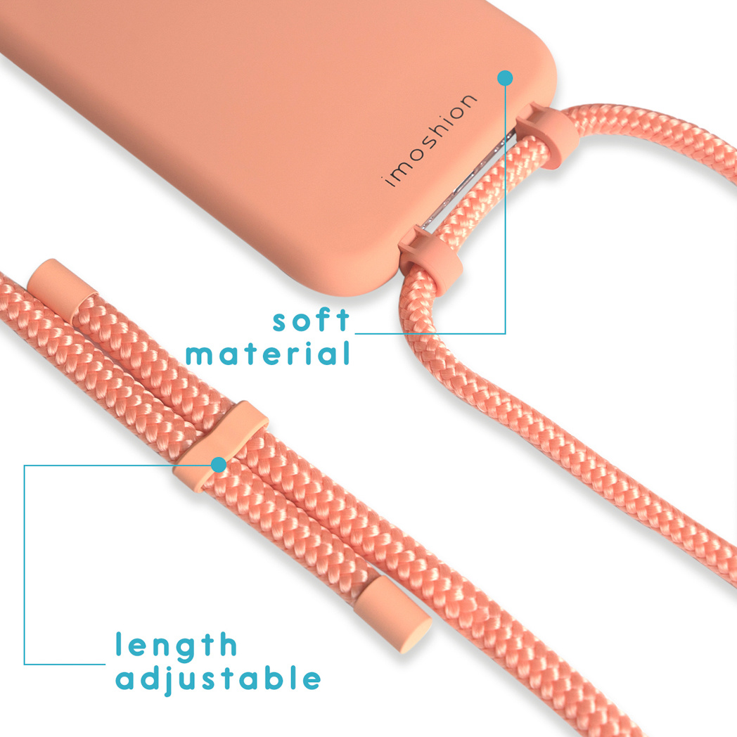 Een close-up van een roze telefoonhoesje met een koord eraan. Tekst zegt zacht materiaal en lengte verstelbaar.