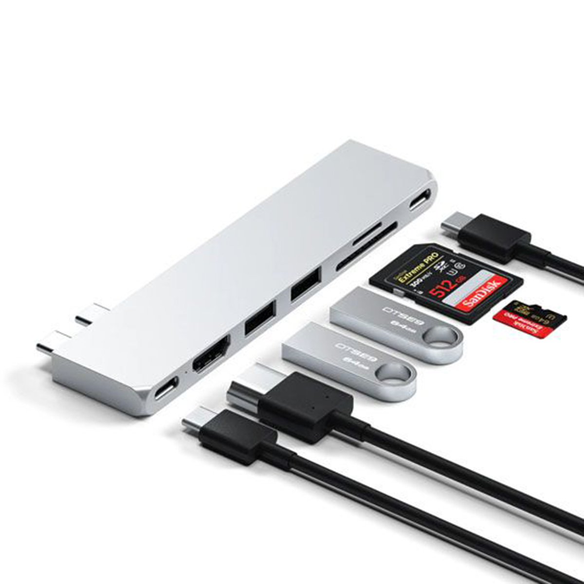 Concentrador USB plateado con puertos USB, SD y USB-C, con unidades flash y tarjetas SD.
