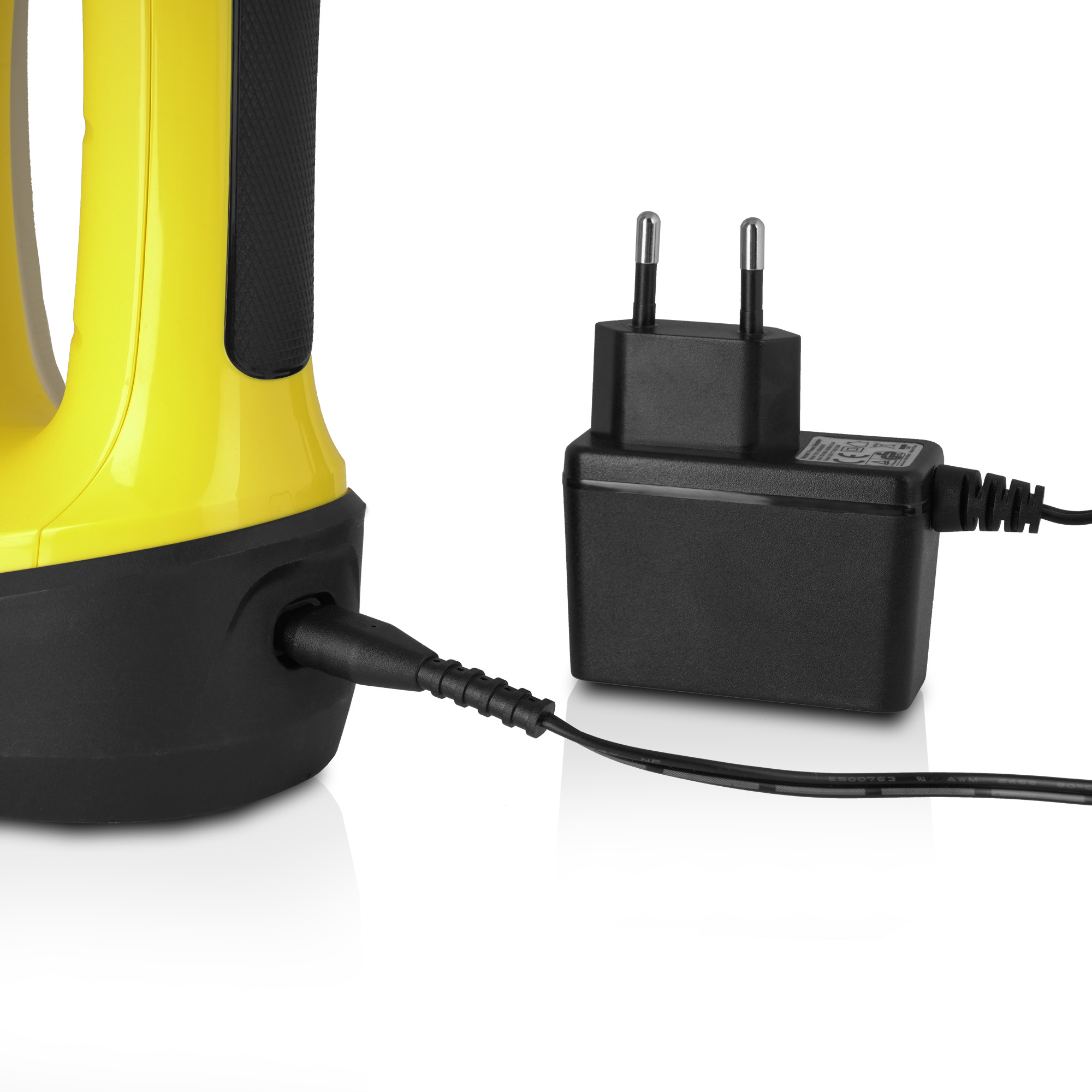 Gelb-schwarze Taschenlampe mit angeschlossenem Ladegerät. Schwarzes Ladegerät mit zwei Stiften. Weißer HG.
