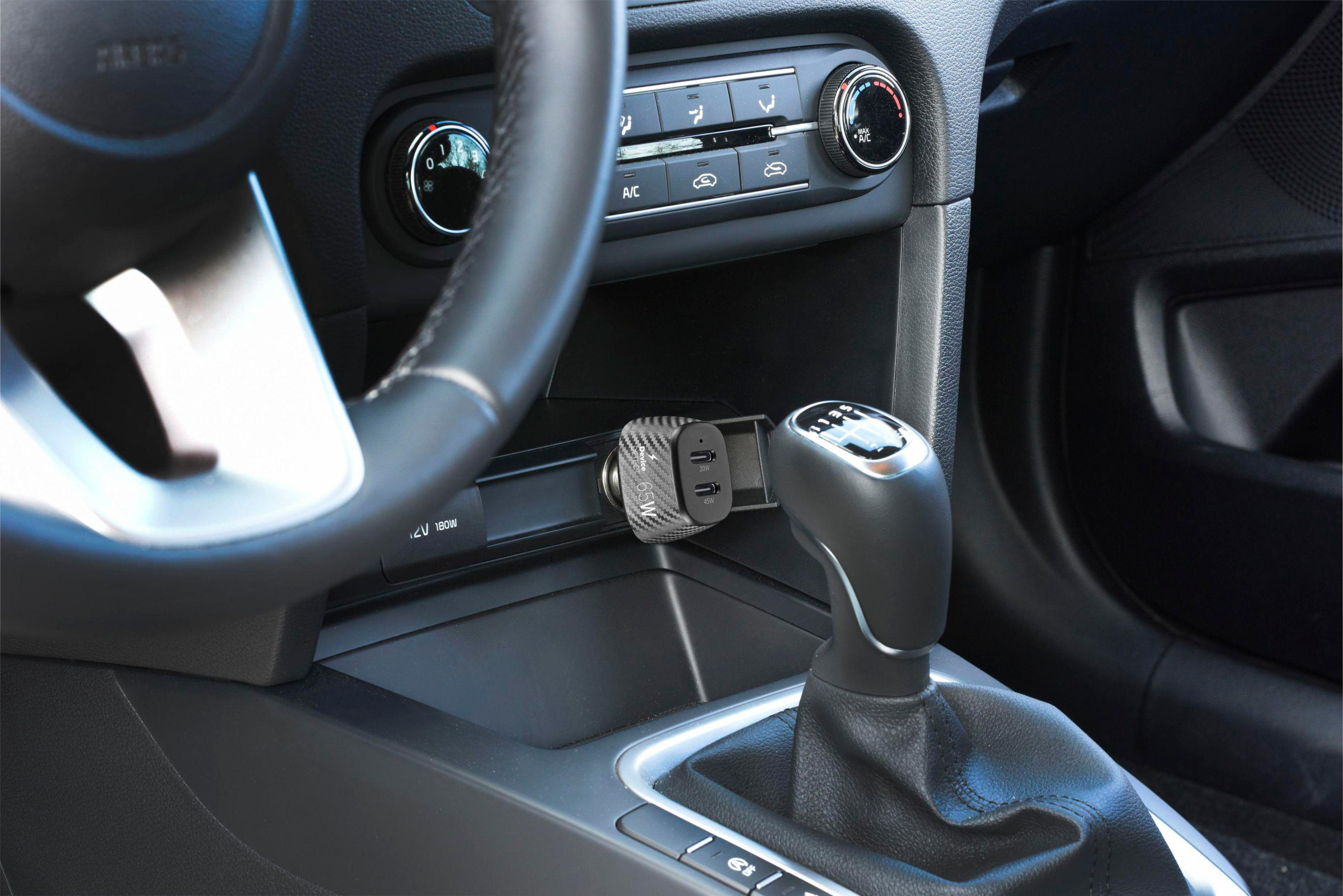 Autoinnenraum mit Lenkrad, Schalthebel und Medienkonsole mit USB-Ladegerät.