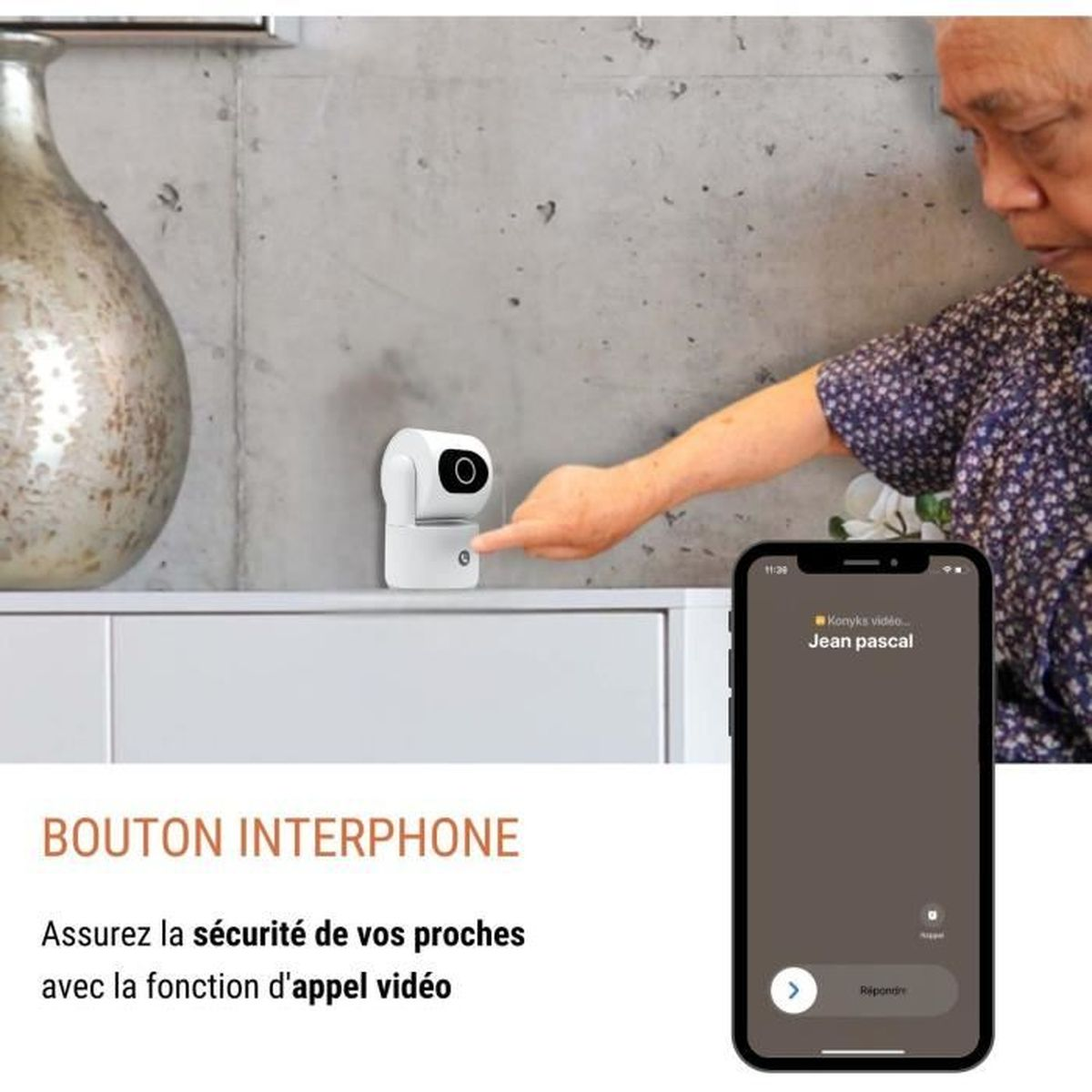 Una persona anziana interagisce con una telecamera di sicurezza domestica intelligente su uno scaffale.
