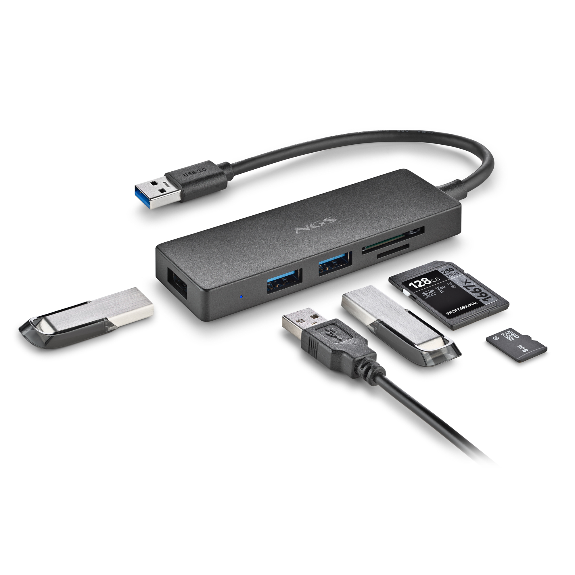 USB-Hub mit USB- und SD-Kartensteckplätzen sowie USB-Sticks und SD-Karten.